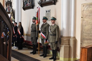Poczet sztandarowy OSS SG w Lubaniu podczas Mszy świętej.
