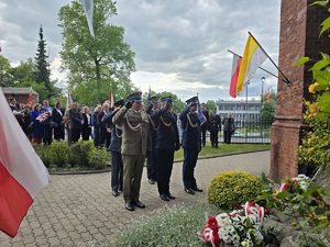Zastępca Komendanta OSS SG w Lubaniu -  płk SG Tomasz Różański oddaje hołd pod kurhanem Józefa Piłsudskiego przy Kościele pw. Świętej Trójcy w Lubaniu.