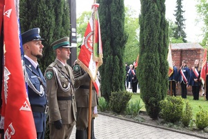 Poczty sztandarowe służb mundurowych podczas uroczystych obchodów 80. rocznicy zakończenia II Wojny Światowej.