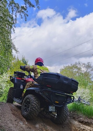 Straż Pożarna szkoli się w OSS SG w Lubaniu Funkcjonariusz PSP na pojeździe ATV w terenie
