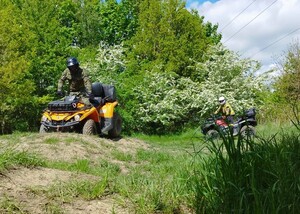 Straż Pożarna szkoli się w OSS SG w Lubaniu Funkcjonariusz SG i PSP na pojeździe ATV w terenie