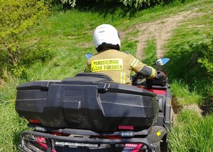 Straż Pożarna szkoli się w OSS SG w Lubaniu Funkcjonariusz PSP na pojeździe ATV w terenie