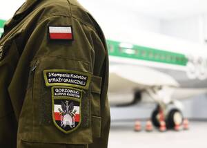 Uczniowie z Gorzowa Wielkopolskiego z wizytą w OSS SG w Lubaniu Zdjęcie naszywki ucznia 3 Kampanii Kadetów Straży Granicznej. W tle kadłub samolotu