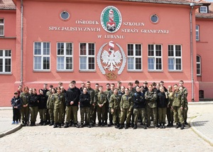 Uczniowie z Gorzowa Wielkopolskiego z wizytą w OSS SG w Lubaniu Zdjęcie grupowe uczniów przed budynkiem OSS SG