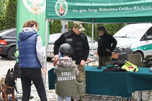 Odwiedzający stoisko OSS SG z Lubania na pikniku militarnym w Legnicy.