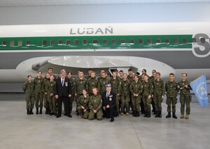 Niecodzienna wizyta w OSS SG w Lubaniu Zdjęcie pamiątkowe przed samolotem