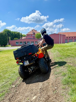 Szkolimy się na ATV Funkcjonariuszka SG na pomarańczowym pojeździe ATV podczas treningu w terenie