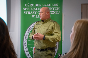 Wspólna inicjatywa na rzecz bezpieczeństwa Zastępca Komendanta Ośrodka podczas rozpoczęcia szkolenia