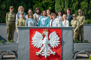Wspólna inicjatywa na rzecz bezpieczeństwa Zdjęcie grupowe funkcjonariuszy SG oraz uczestniczek szkolenia na trybunie Ośrodka