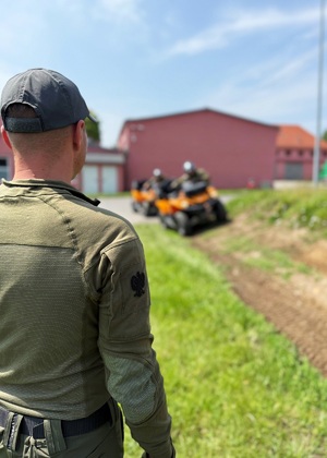 Bezpieczna jazda pojazdami ATV w każdych warunkach Instruktor OSS SG oraz dwoje funkcjonariuszy SG na pojazdach ATV podczas szkolenia