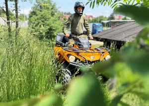 Bezpieczna jazda pojazdami ATV w każdych warunkach Funkcjonariusz SG na pojeździe ATV podczas szkolenia w terenie