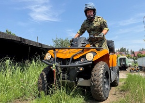 Bezpieczna jazda pojazdami ATV w każdych warunkach Funkcjonariusz SG na pojeździe ATV podczas szkolenia w terenie