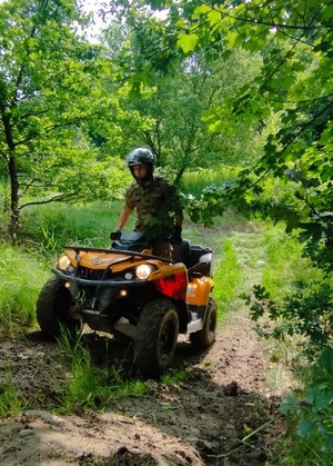 Bezpieczna jazda pojazdami ATV w każdych warunkach Funkcjonariusz SG na pojeździe ATV podczas szkolenia w terenie