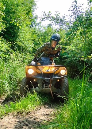 Bezpieczna jazda pojazdami ATV w każdych warunkach Funkcjonariuszka SG na pojeździe ATV podczas szkolenia w terenie