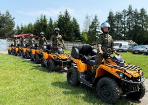 Bezpieczna jazda pojazdami ATV w każdych warunkach Grupa funkcjonariuszy SG siedzi na pojazdach ATV ustawionych w rzędzie