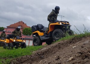 Bezpiecznie na ATV Trzech funkcjonariuszy SG na pojeździe ATV podczas szkolenia