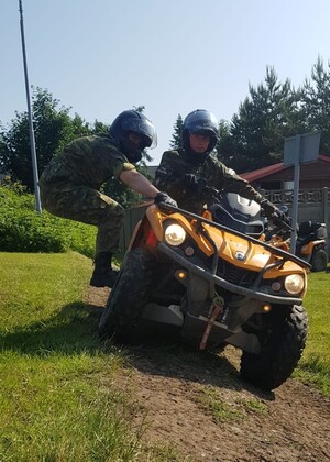 Bezpiecznie na ATV Dwóch funkcjonariuszy SG na pojeździe ATV podczas szkolenia