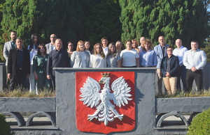 Zdjęcie grupowe uczestników szkolenia na tle zieleni Zdjęcie grupowe uczestników szkolenia na tle zieleni