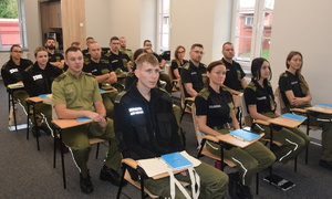 Grupa funkcjonariuszy SG w sali wykładowej podczas szkolenia Grupa funkcjonariuszy SG w sali wykładowej podczas szkolenia