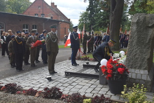 Przedstawiciele Straży Granicznej, Straży Miejskiej oraz Policji składają kwiaty przy Symbolicznej Mogile ofiar łagrów, zsyłek i innych miejsc kaźni Przedstawiciele Straży Granicznej, Straży Miejskiej oraz Policji składają kwiaty przy Symbolicznej Mogile ofiar łagrów, zsyłek i innych miejsc kaźni