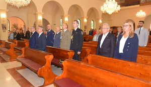 W ławkach stoją uczestnicy mszy świętej w intencji Ojczyzny i Sybiraków W ławkach stoją uczestnicy mszy świętej w intencji Ojczyzny i Sybiraków