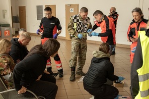 Warsztaty medycyny pola walki na lotnisku Wrocław-Strachowice