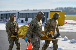 Warsztaty medycyny pola walki na lotnisku Wrocław-Strachowice