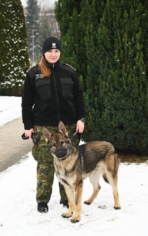 Funkcjonariuszka Warmińsko-Mazurskiego Oddziału SG z psem CEKIN