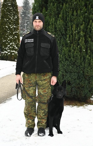 Funkcjonariusz Bieszczadzkiego Oddziału SG z psem CIRI