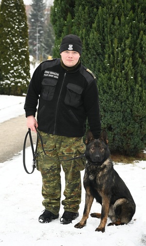Funkcjonariusz Warmińsko-Mazurskiego Oddziału SG z psem CAIR