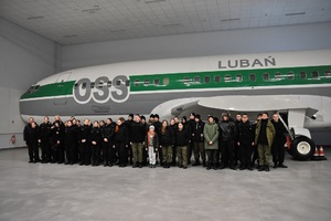 Zdjęcie grupowe na hangarze