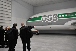 Uczniowie na hangarze