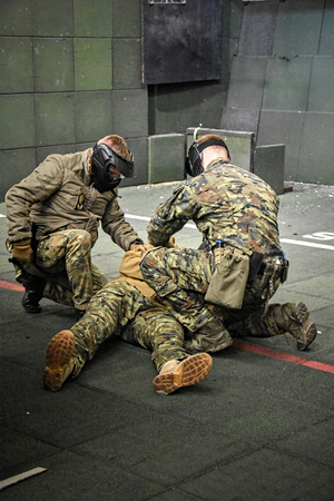 Posługiwanie się bronią palną w trakcie wykonywania zadań służbowych Posługiwanie się bronią palną w trakcie wykonywania zadań służbowych