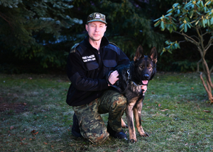 Funkcjonariusz Morskiego Oddziału SG z psem CYPEL Funkcjonariusz Morskiego Oddziału SG z psem CYPEL