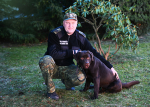 Funkcjonariusz Nadbużańskiego Oddziału SG z psem CZAK Funkcjonariusz Nadbużańskiego Oddziału SG z psem CZAK