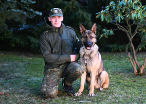 Funkcjonariusz Warmińsko-Mazurskiego Oddziału SG z psem CHESTER Funkcjonariusz Warmińsko-Mazurskiego Oddziału SG z psem CHESTER