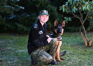 Funkcjonariuszka Nadodrzańskiego Oddziału SG z psem CARMEN Funkcjonariuszka Nadodrzańskiego Oddziału SG z psem CARMEN