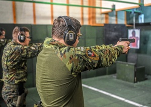 Posługiwanie się bronią palną w trakcie wykonywania zadań służbowych Posługiwanie się bronią palną w trakcie wykonywania zadań służbowych