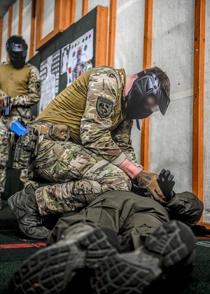 Posługiwanie się bronią palną w trakcie wykonywania zadań służbowych Posługiwanie się bronią palną w trakcie wykonywania zadań służbowych