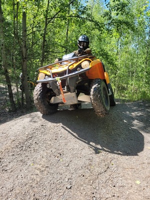 Trening bezpiecznej jazdy pojazdami ATV w różnych warunkach terenowych