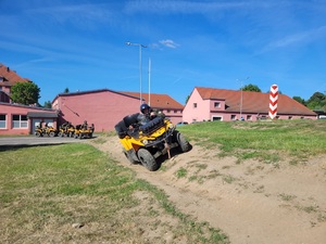 Trening bezpiecznej jazdy pojazdami ATV w różnych warunkach terenowych