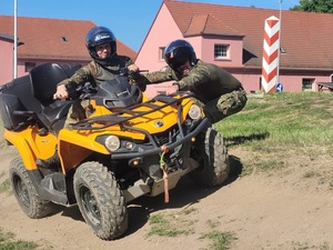 Trening bezpiecznej jazdy pojazdami ATV w różnych warunkach terenowych