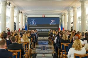 Komendant OSS SG w Lubaniu wziął udział w jubileuszowej konferencji z okazji 25-lecia działalności Urzędu do Spraw Cudzoziemców Komendant OSS SG w Lubaniu wziął udział w jubileuszowej konferencji z okazji 25-lecia działalności Urzędu do Spraw Cudzoziemców