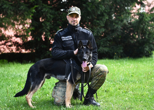 Funkcjonariusz Podlaskiego Oddziału SG z psem CHARON 
