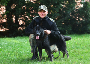 Funkcjonariusz Bieszczadzkiego Oddziału SG z psem COFI 