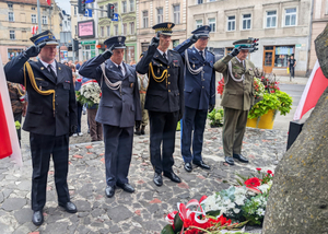Oddali hołd powstańcom warszawskim Oddali hołd powstańcom warszawskim